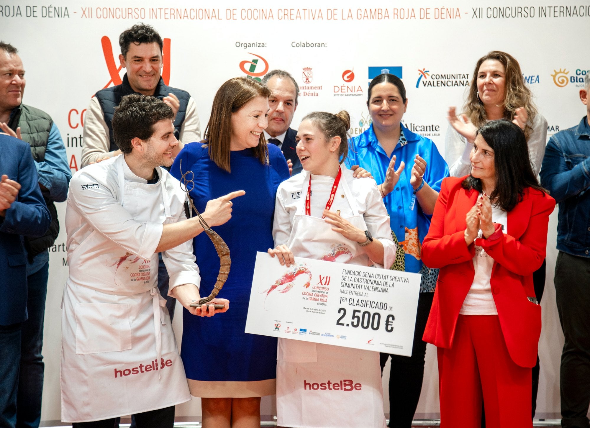 Cristina Gómez, ganadora del Concurso Internacional de gamba roja de Denia con su premio