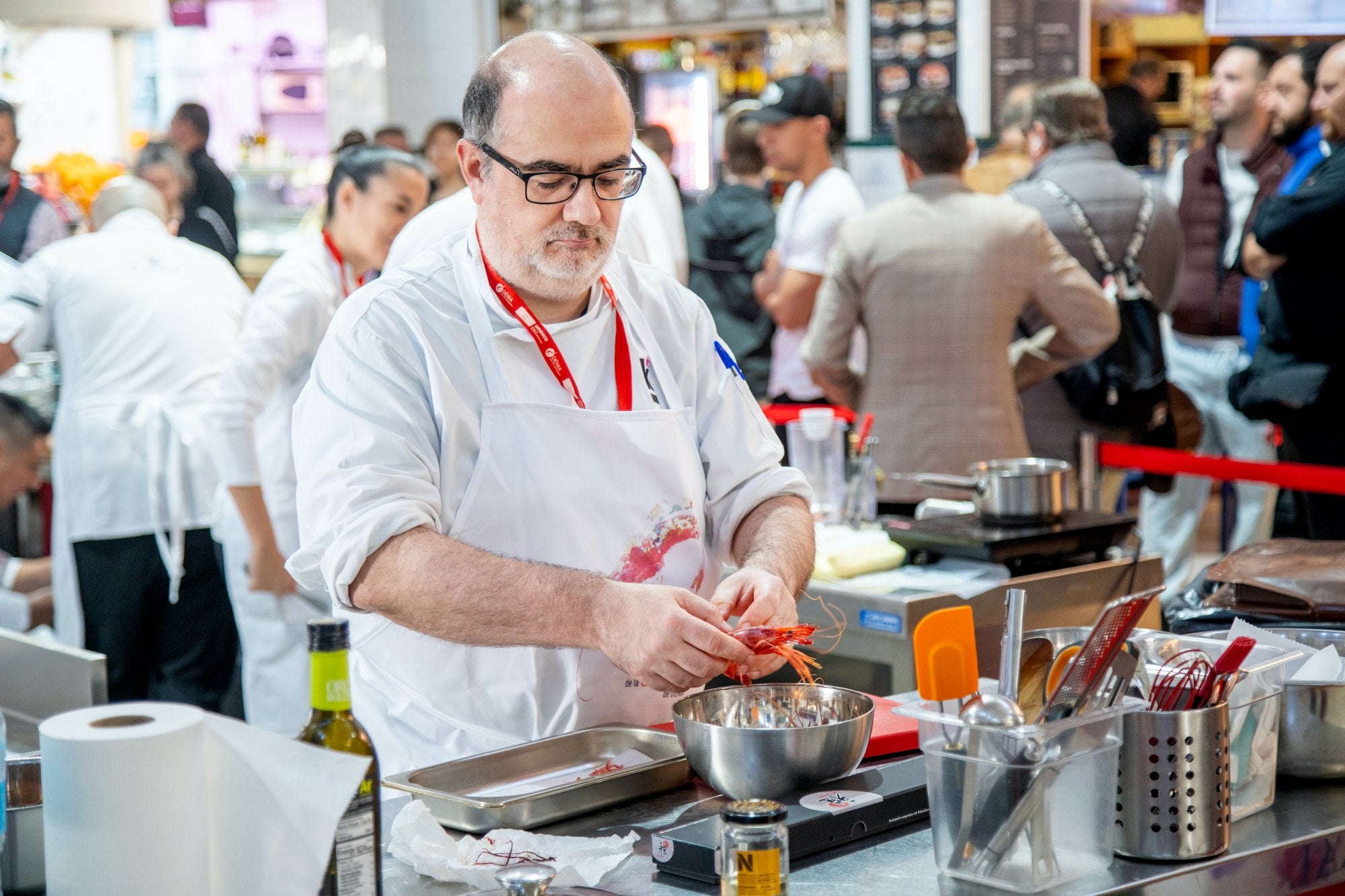 Cocinero preparando su plato en el Concurso Internacional de gamba roja de Denia