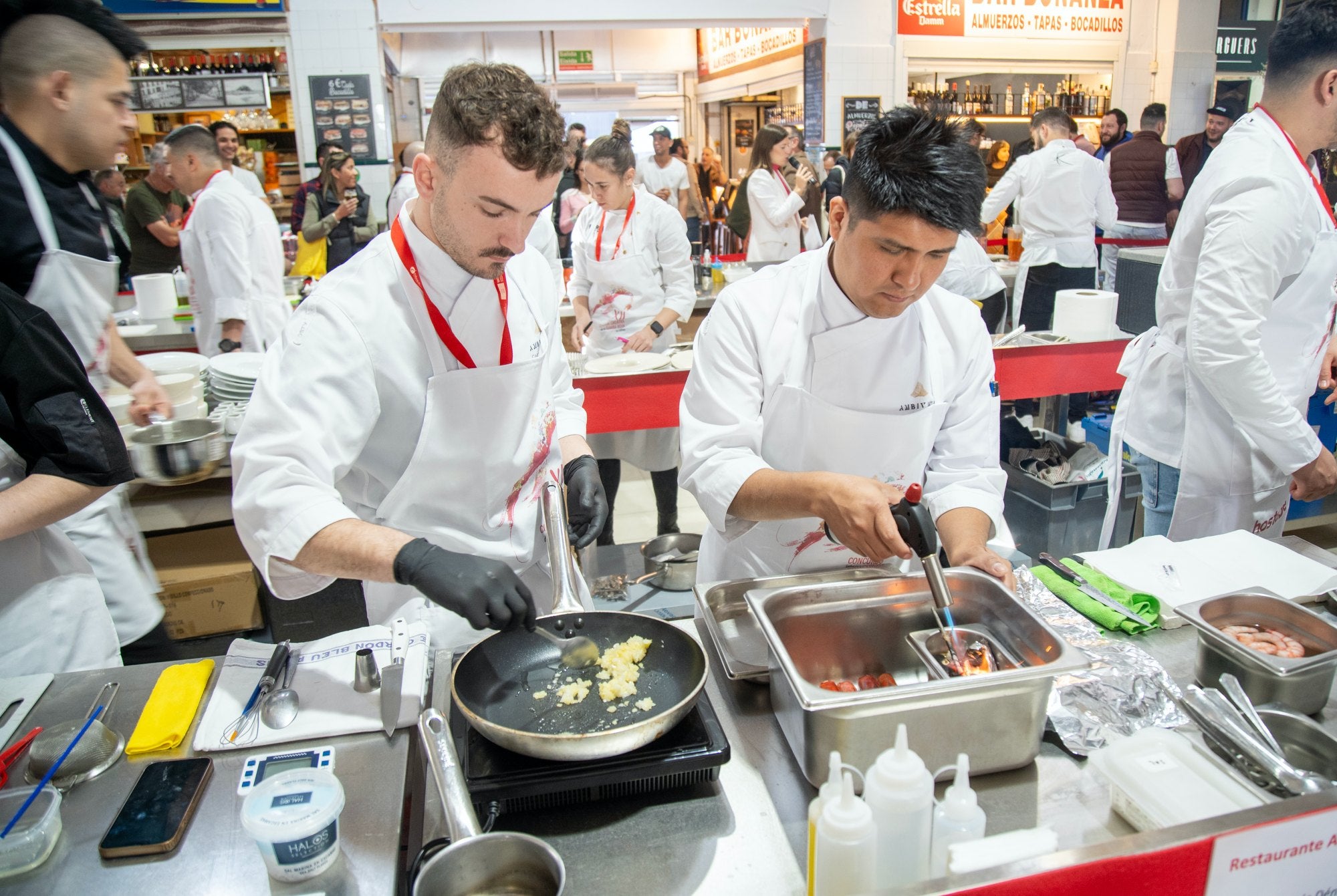 Cocineros preparando sus platos en el Concurso Internacional de gamba roja de Denia