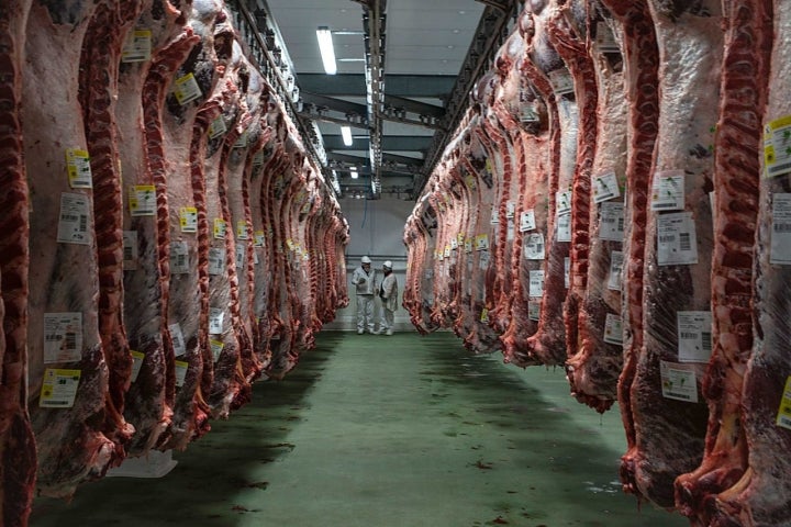 Pasillo de una de las salas del matadero con las canales colgadas.