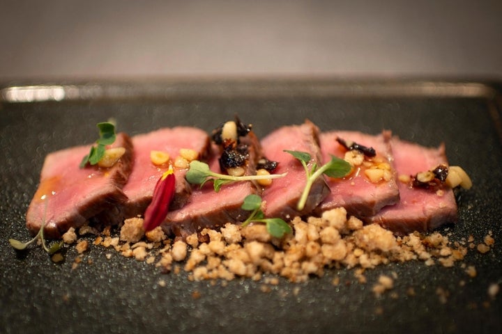 Tataki de 'falso solomillo' macerado con aceite aromático