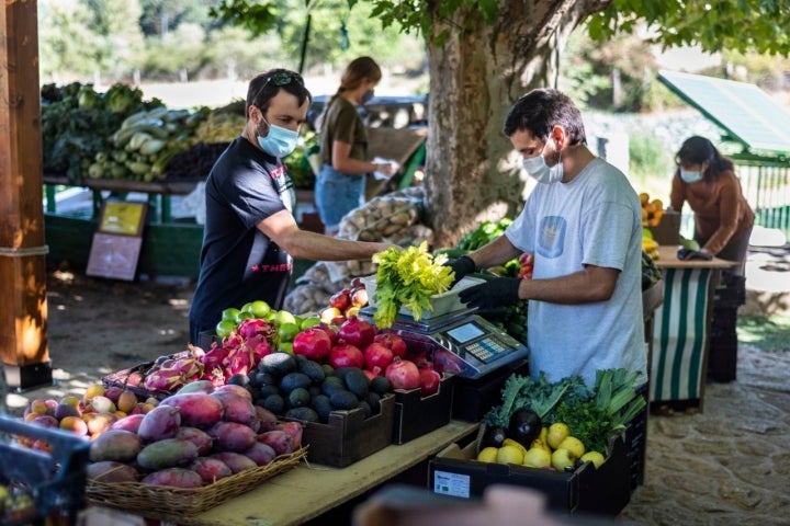 Los fines de semana por la mañana y del miércoles a viernes por la tarde también hay mercadillo.