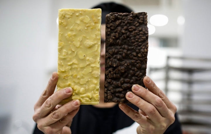 Turrones de chocolate y 'cookies', y de chocolate blanco y cereales.