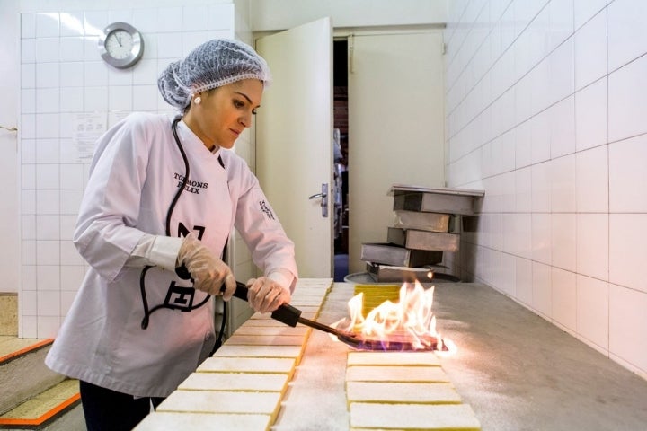 Para elaborar el turrón de yema quemada se pasa brevemente una resistencia sobre cada una de las piezas.