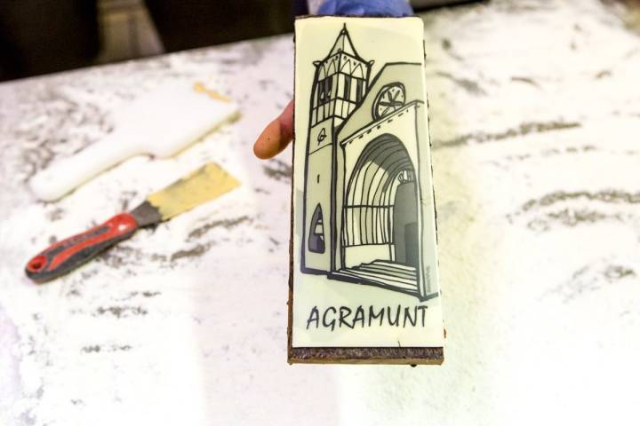 Turrón de autor 'Mil hojas de amendra', homenaje a Agramunt, con un dibujo de la iglesia de Santa María.
