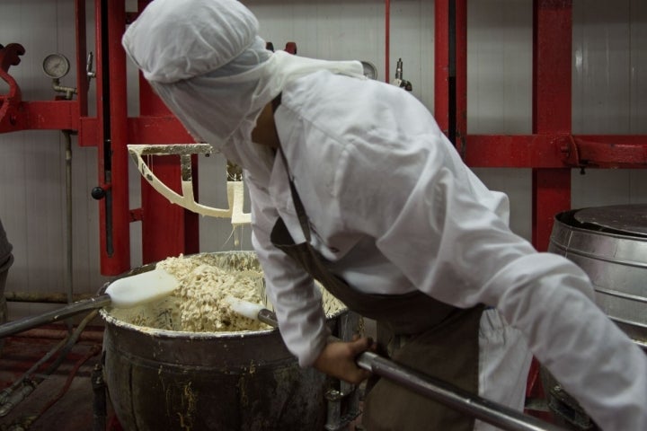 Se incorporan la almendra y se mezclan con palas.