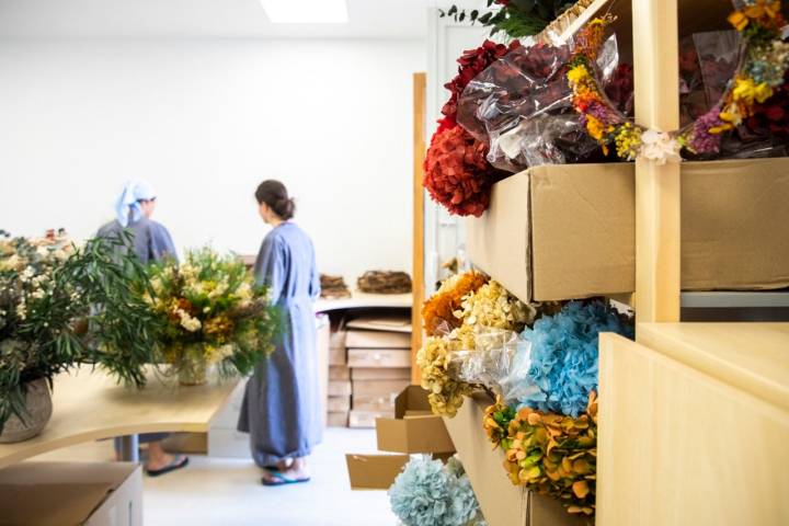 No todo es repostería: en el taller de flor seca se elaboran coloridos centros.