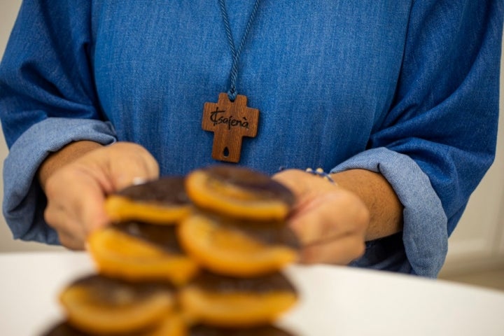 Bordan la mezcla de naranja y chocolate.