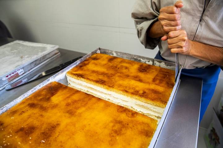 Sacando del molde el pastel frío de yema.