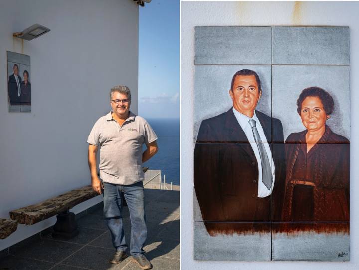 Rubén junto al retrato de suss padres.