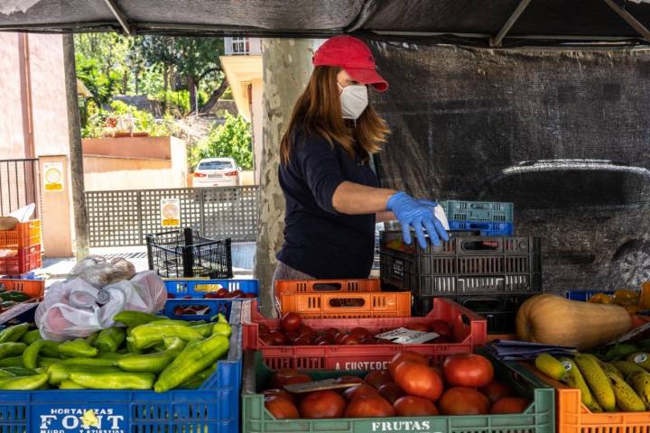 El campo mallorquín: Margarita despachando en su puesto del mercadillo de Andratx
