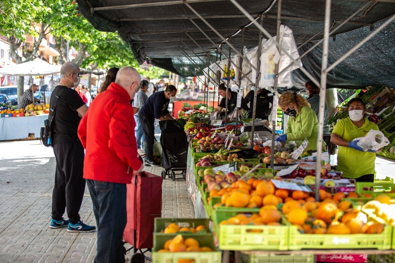 El campo mallorquín: Puestos del mercadillo de Andrax (apertura)