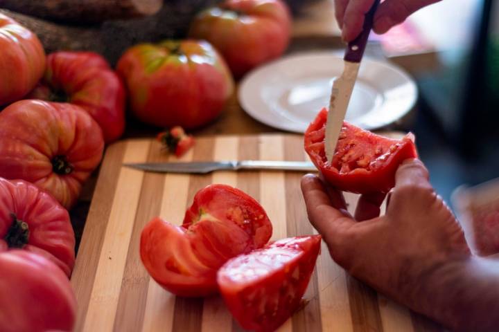 El buen tomate tiene en su interior la pulpa carnosa.