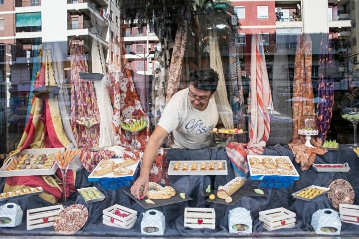 Juan Carlos Cifré, al mando del obrador, coloca su producto en el escaparate.