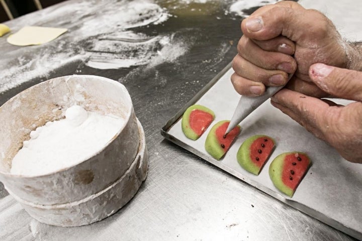 Ultimando los detalles de unos mazapanes con forma de sandía.