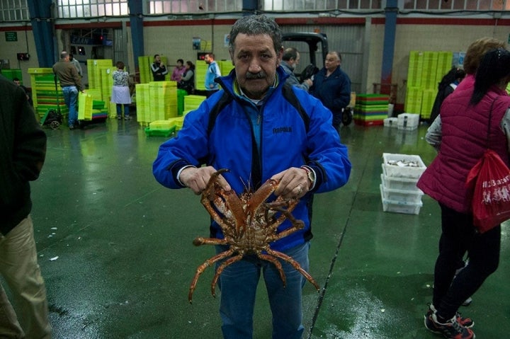 José Manuel Rabina carga con la reina de la Navidad: la centolla.