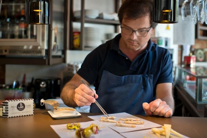 Pato preparando los aperitivos.