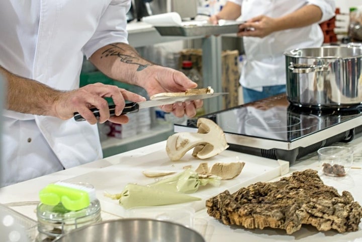 De la Calle corta en láminas el boletus que presentará en crudo.