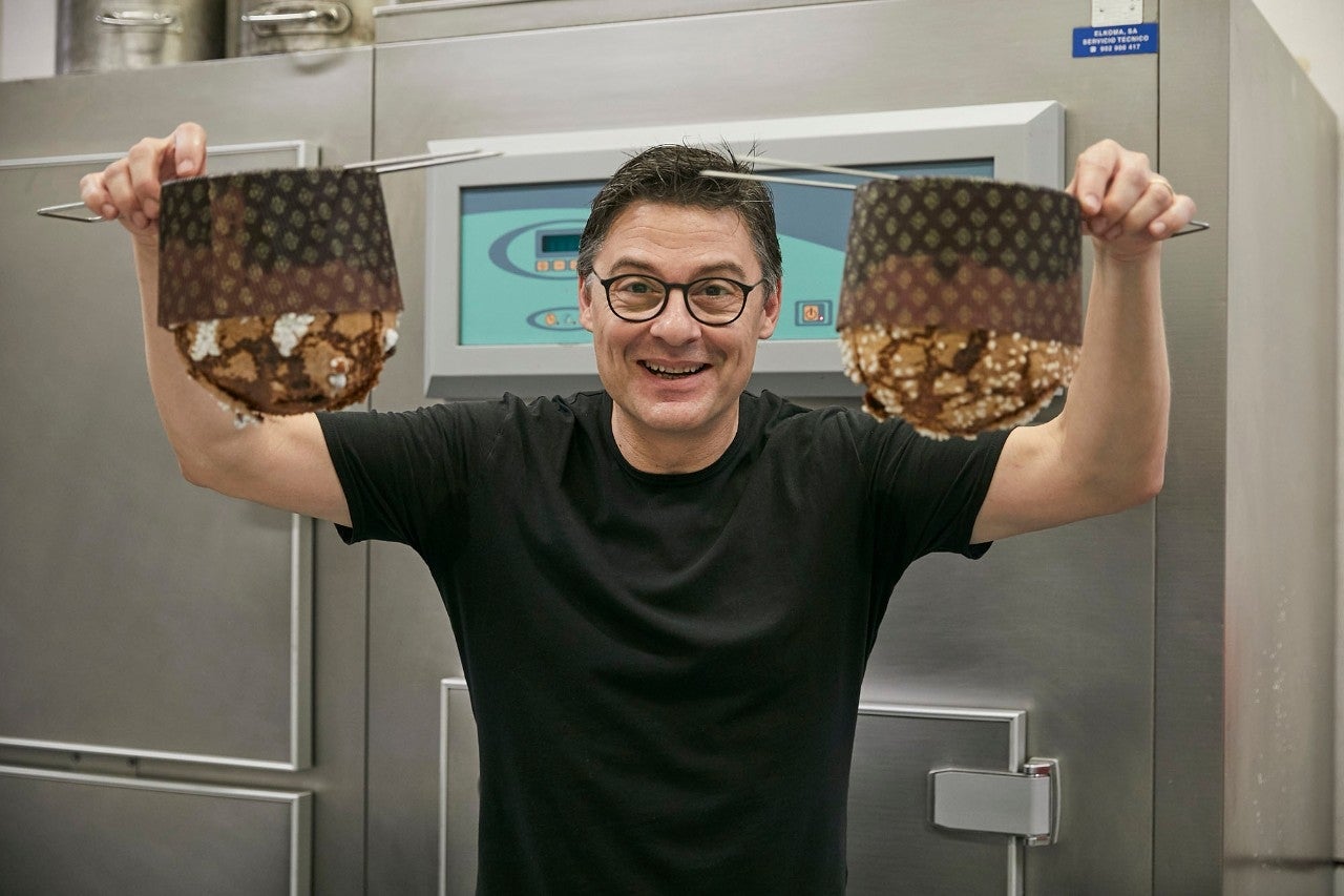 El pastelero con dos de sus 'panettones': "A los tres días de abrirlo está aún más bueno que al principio", asegura.