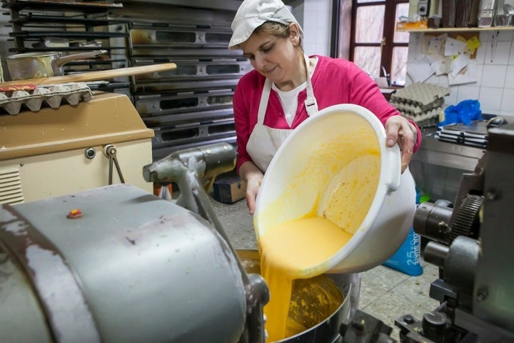 Covadonga prepara la masa del mantecado como lo hacía Etelvina hace medio siglo.