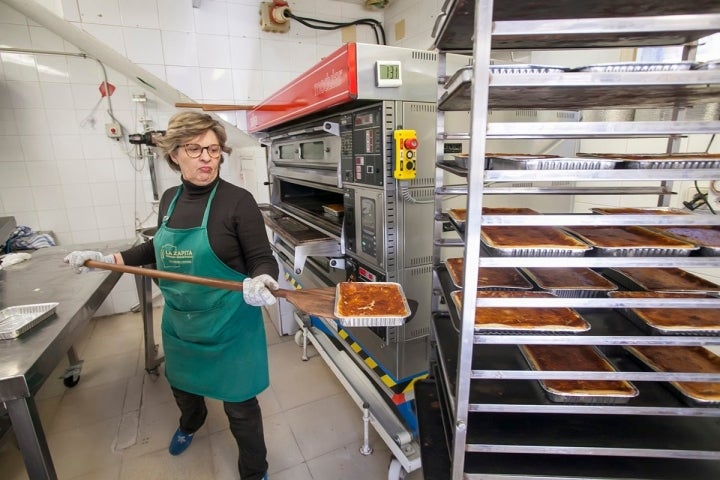 Maximina saca la quesada a enfriar, una de las siete maravillas de la cocina nacional.