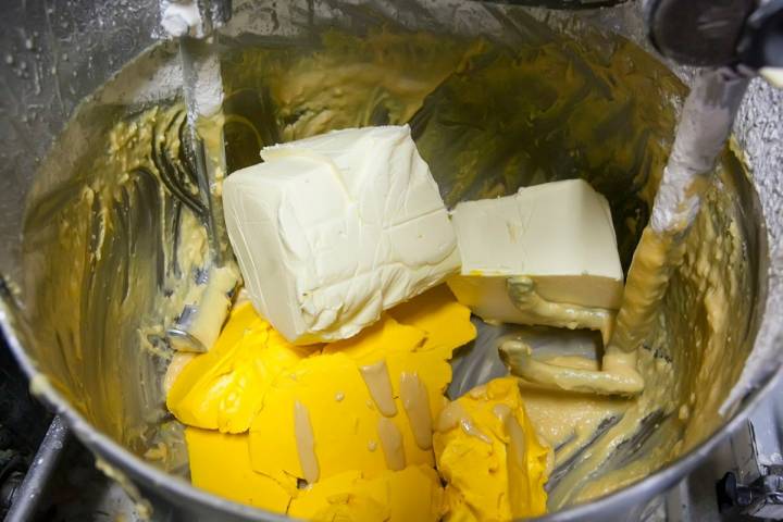 Las proporciones de los ingredientes no deben variar mucho: 26 % mantequilla, 26 % harina, 26 % azúcar.