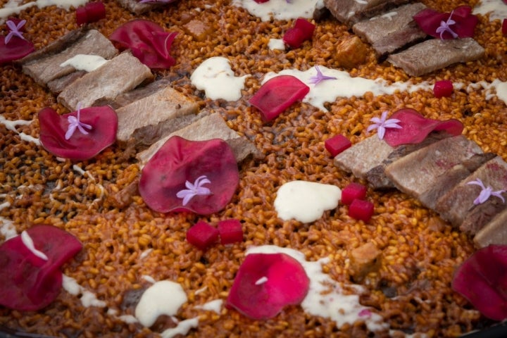 Arroz con carne y pétalos