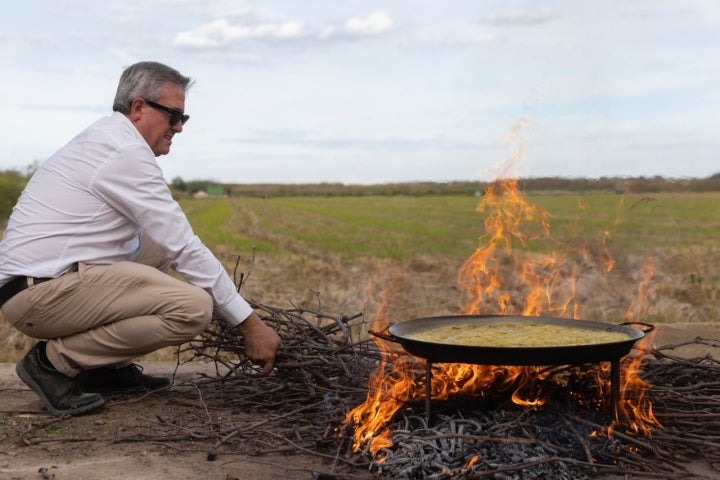 Paco Gandía preparando una paella con leña de sarmiento