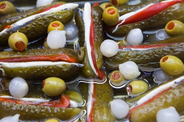 Los pepinillos, 'lagartos', van rellenos de pimiento y anchoa o boquerón en vinagre.