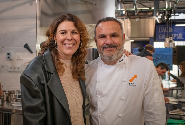 María Ritter y Ángel Léon en El Puesto Guía Repsol del Mercado Vallehermoso.