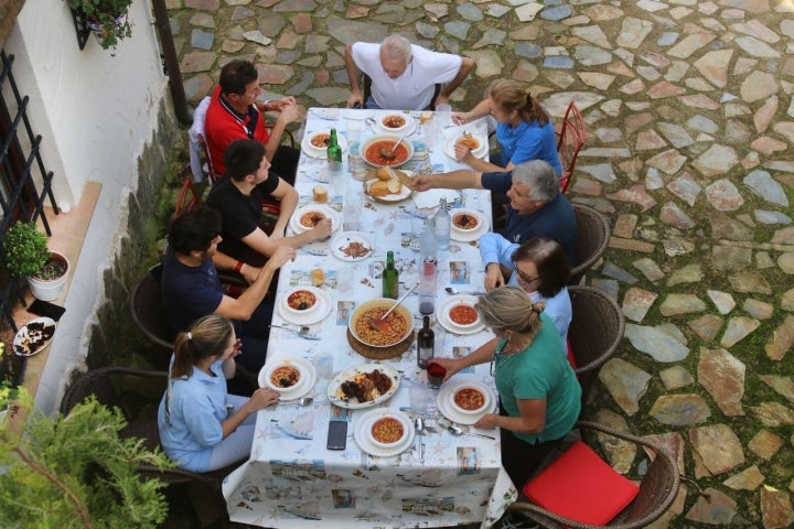 Comida en familia tras un día de trabajo.