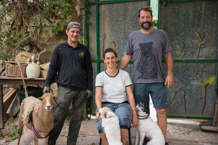 Carolina es amante de los animales y profesora de yoga, además de experta agricultora.