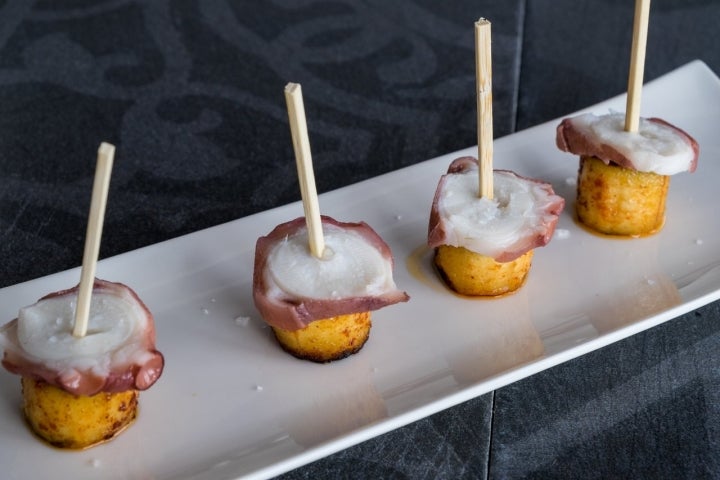 Pincho de plátano con pulpo y mojo rojo.