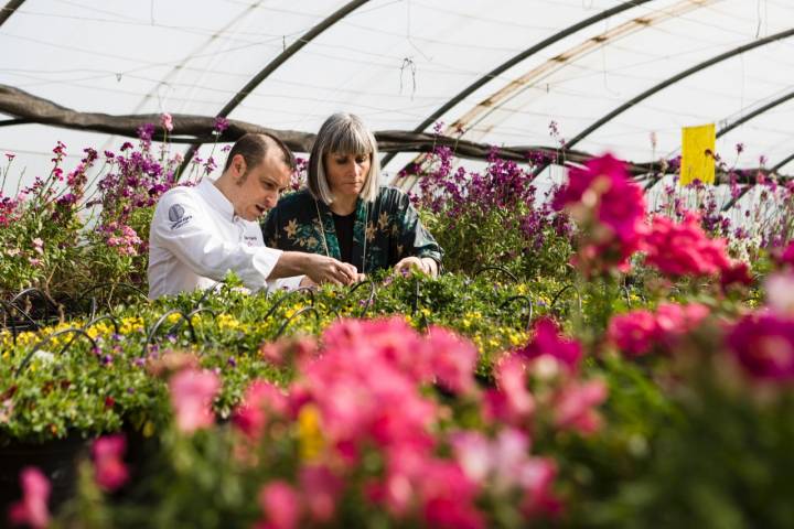 Cristian Palacio, chef de Gente Rara, y Laura Carrera, de Innoflower, en el invernadero de flores.