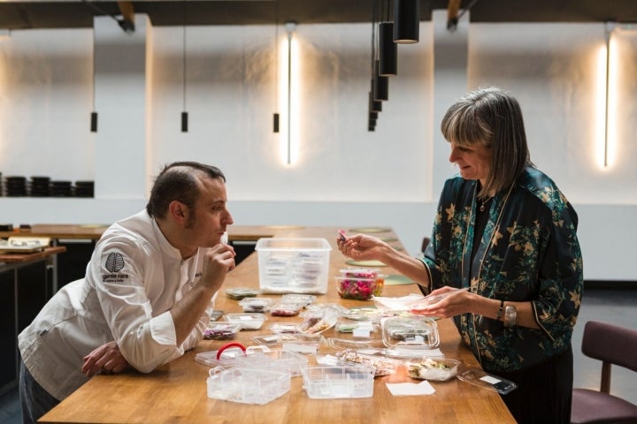 Cristian Palacio y Laura Carrera en las cocinas de Gente Rara