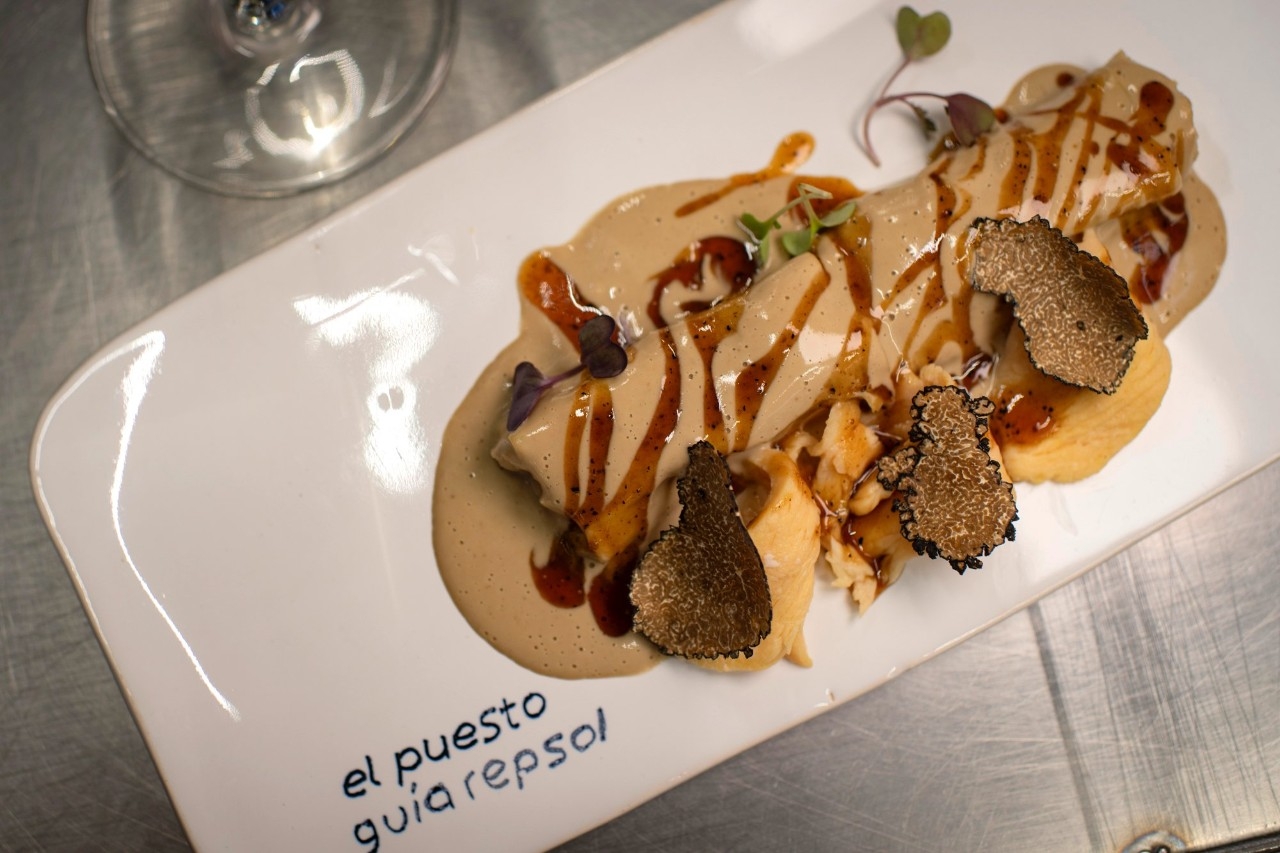Canelon de pularda con pechuga de pularda cocida a baja temperatura.