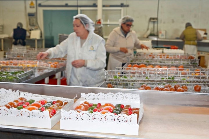 Frutas confitadas listas para la pastelería.