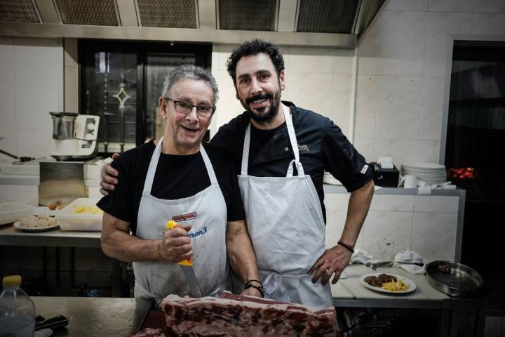 Los Maíllo, Agustín y su padre, posan en la cocina de su restaurante 'Mirasierra'.