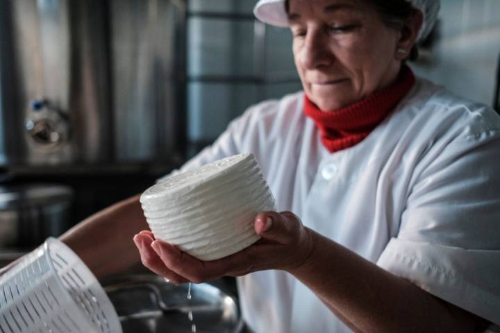 Agustina, la madre, se ocupa durante horas y horas de los quesos 'Amado Charra'.