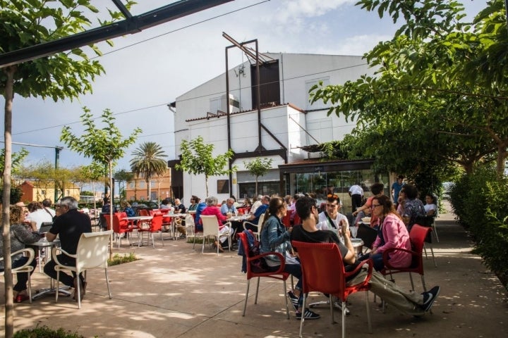 Una horchata en la terraza de 'Sequer lo Blanch', en Alboraya, bien vale una visita.