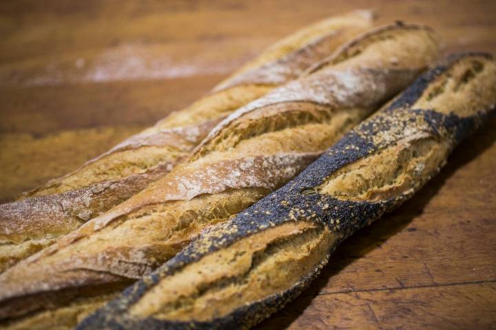 Las 'baguettes' son el pan más difícil de hacer, según explica el panadero. En la foto: baguette de pan blanco, integral y de semillas.