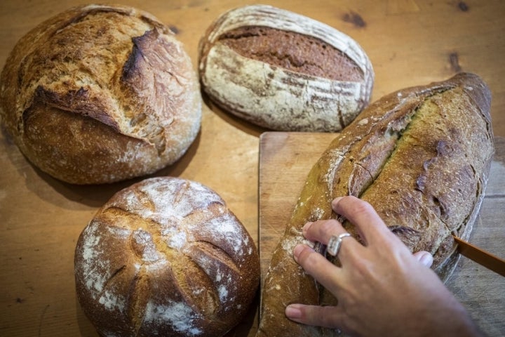 Machí elabora 30 variedades distintas de pan. En la foto: pan de calabaza, hogaza, de espelta integral y de té matcha y limón.