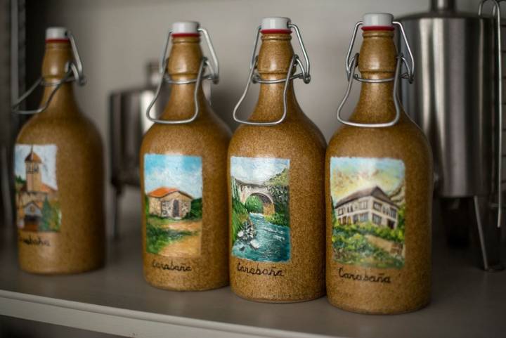 Botellas de aceite de oliva extra virgen decoradas con motivos de la Vega de Tajuña.