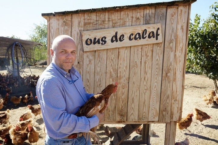 Xavier Frauca rodeado de sus gallinas libres.