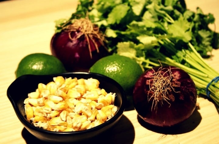 Cancha, limas, cilantro y cebolla morada, imprescindibles para un ceviche. Foto. A.C.