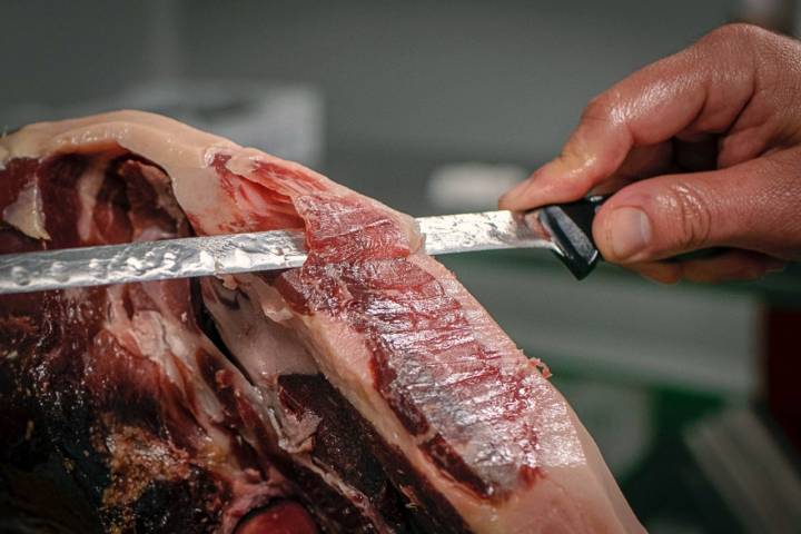 Ibéricos Carrasco (Guijuelo): corte de jamón a cuchillo