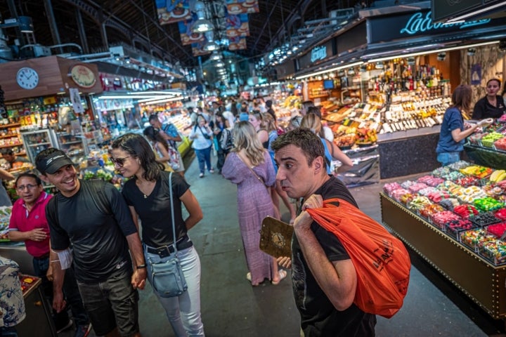 La Boqueria con Arnau Muñío (Barcelona) Arnau con bolsa