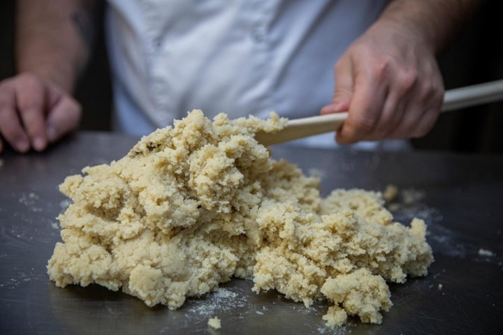 Preparando la masa en la Pastelería Raúl