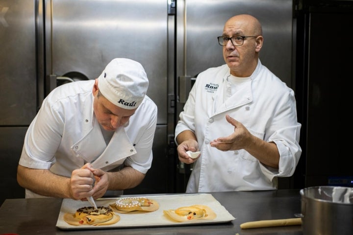 Raúl Llópis y uno de sus ayudantes trabajando en la pastelería