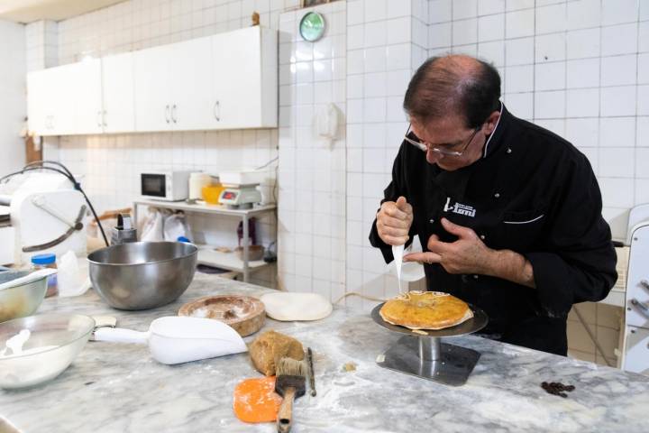 Antonio Rodríguez de la 'Pastissería Dolços Toni' remata una casca en la cocina.